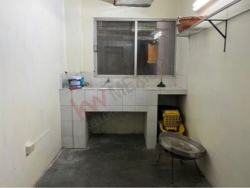 Edificio con local comercial y departamentos en VENTA en Gomez Palacio, Durango.
