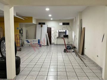 Edificio con local comercial y departamentos en VENTA en Gomez Palacio, Durango.