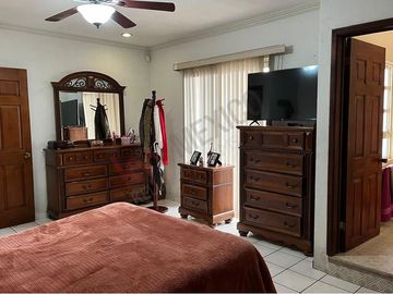 Edificio con local comercial y departamentos en VENTA en Gomez Palacio, Durango.