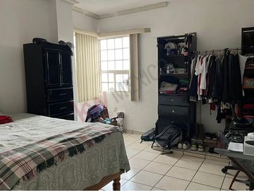 Edificio con local comercial y departamentos en VENTA en Gomez Palacio, Durango.