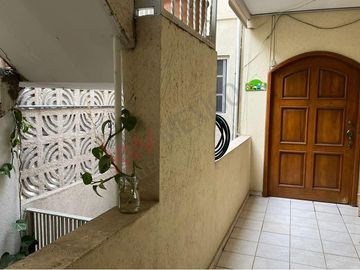 Edificio con local comercial y departamentos en VENTA en Gomez Palacio, Durango.