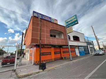 Edificio con local comercial y departamentos en VENTA en Gomez Palacio, Durango.
