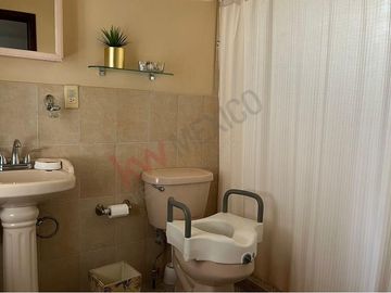 Edificio con local comercial y departamentos en VENTA en Gomez Palacio, Durango.