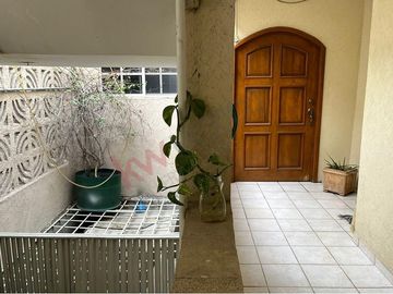 Edificio con local comercial y departamentos en VENTA en Gomez Palacio, Durango.
