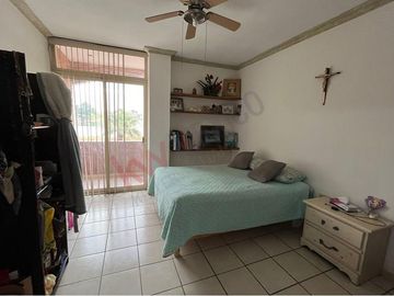 Edificio con local comercial y departamentos en VENTA en Gomez Palacio, Durango.