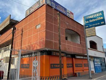 Edificio con local comercial y departamentos en VENTA en Gomez Palacio, Durango.