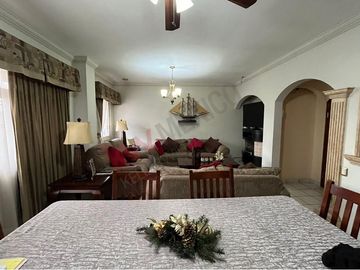 Edificio con local comercial y departamentos en VENTA en Gomez Palacio, Durango.