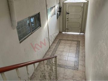 Edificio con local comercial y departamentos en VENTA en Gomez Palacio, Durango.