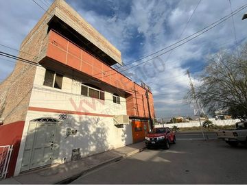 Edificio con local comercial y departamentos en VENTA en Gomez Palacio, Durango.