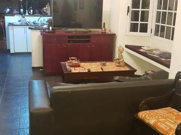 Casa en venta - 3 Dormitorios 2 Baños - Cocheras - 220 mts2 - La Plata