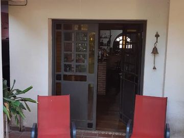 Casa en venta - 3 Dormitorios 2 Baños - Cocheras - 220 mts2 - La Plata