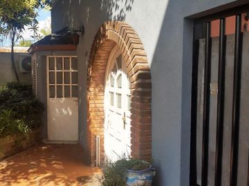 Casa en venta - 3 Dormitorios 2 Baños - Cocheras - 220 mts2 - La Plata