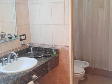 Casa en venta - 3 Dormitorios 2 Baños - Cocheras - 220 mts2 - La Plata