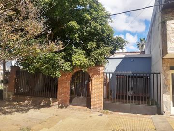Casa en venta - 3 Dormitorios 2 Baños - Cocheras - 220 mts2 - La Plata