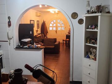 Casa en venta - 3 Dormitorios 2 Baños - Cocheras - 220 mts2 - La Plata