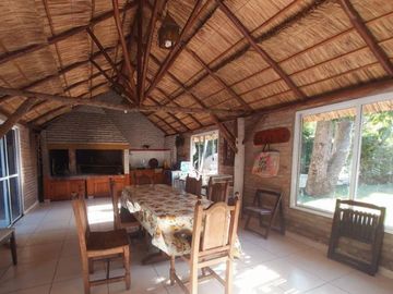 Casa en venta - 5 dormitorios 3 baños - Cochera - 1278mts2 - City Bell, La Plata