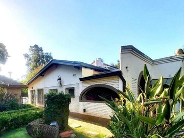 Casa en venta - 5 dormitorios 3 baños - Cochera - 1278mts2 - City Bell, La Plata