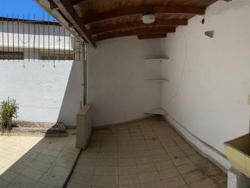 Casa en venta - 2 dormitorios 1 baño - 86mts2 - La Plata