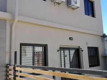 Dúplex en venta - 2 dormitorios 2 baños - Cochera - 94 mts2 - Villa Elvira, La Plata