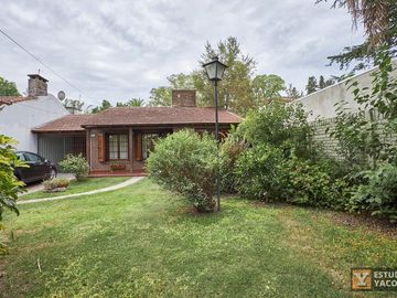 Casa venta - 3 dormitorios 2 baños - Cocheras - Piscina - 180mts2 - City Bell, La Plata