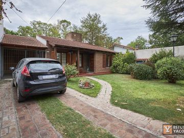 Casa venta - 3 dormitorios 2 baños - Cocheras - Piscina - 180mts2 - City Bell, La Plata