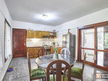 Casa venta - 3 dormitorios 2 baños - Cocheras - Piscina - 180mts2 - City Bell, La Plata