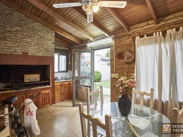 Casa venta - 3 dormitorios 2 baños - Cocheras - Piscina - 180mts2 - City Bell, La Plata