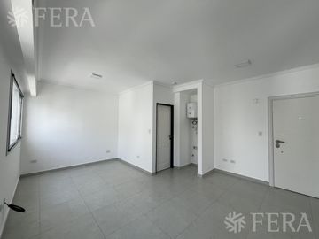 Venta departamento monoambiente con balcón en Wilde