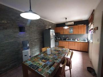 Casa en venta - 3 dormitorios 4 baños - 120 mts2 - La Plata