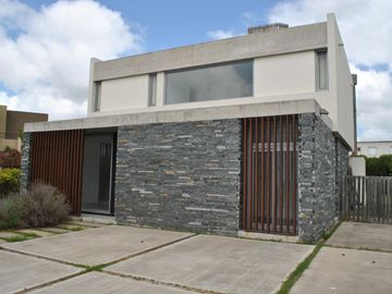 NEV. Hermosa casa interna con excelente orientacion en El Canton - Norte