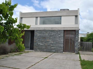 NEV. Hermosa casa interna con excelente orientacion en El Canton - Norte
