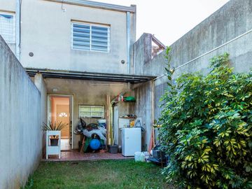 Dúplex en venta - 2 dormitorios 2 baños - cochera - 103mts2 - Los Hornos, La Plata