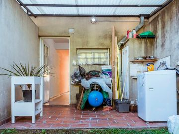 Dúplex en venta - 2 dormitorios 2 baños - cochera - 103mts2 - Los Hornos, La Plata