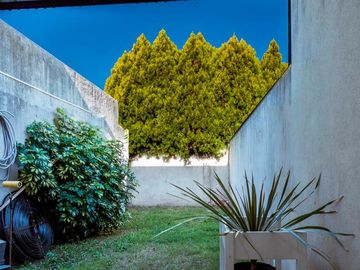 Dúplex en venta - 2 dormitorios 2 baños - cochera - 103mts2 - Los Hornos, La Plata