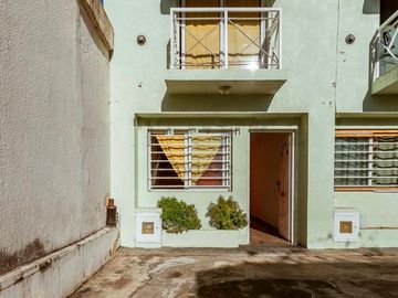 Dúplex en venta - 2 dormitorios 2 baños - cochera - 103mts2 - Los Hornos, La Plata
