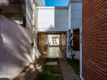 Dúplex en venta - 2 dormitorios 2 baños - cochera - 103mts2 - Los Hornos, La Plata