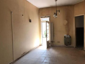 Casa en venta - 3 Dormitorios 1 Baño - 200 mts2 - La Plata