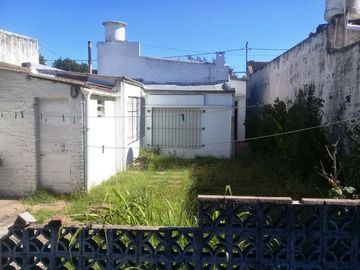 Casa en venta - 3 Dormitorios 1 Baño - 200 mts2 - La Plata