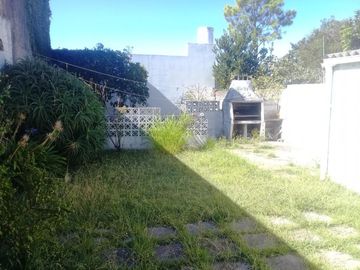 Casa en venta - 3 Dormitorios 1 Baño - 200 mts2 - La Plata