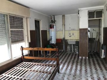 Casa en venta - 3 Dormitorios 1 Baño - 200 mts2 - La Plata