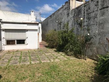 Casa en venta - 3 Dormitorios 1 Baño - 200 mts2 - La Plata