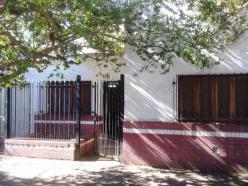 Casa en venta - 3 Dormitorios 1 Baño - 200 mts2 - La Plata