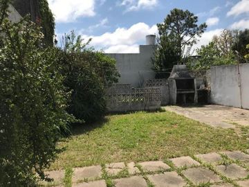 Casa en venta - 3 Dormitorios 1 Baño - 200 mts2 - La Plata
