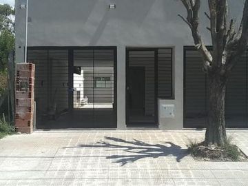 Dúplex en venta - 2 dormitorios 1 baño - cochera - 83mts2 - Los Hornos, La Plata