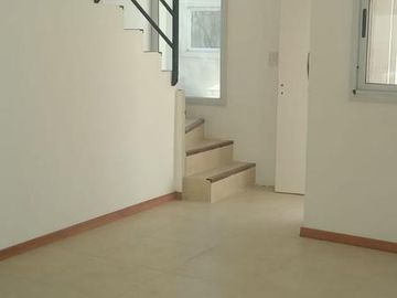 Dúplex en venta - 2 dormitorios 1 baño - cochera - 83mts2 - Los Hornos, La Plata