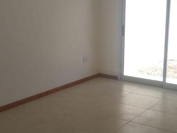 Dúplex en venta - 2 dormitorios 1 baño - cochera - 83mts2 - Los Hornos, La Plata