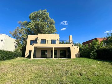 Venta Casa en Eucaliptus Haras Santa Maria Escobar
