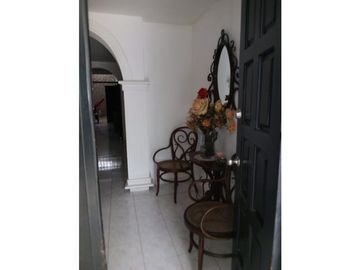 VENTA DE CASA DE DOS PISOS EN LA CASTELLANA DE MONTERA