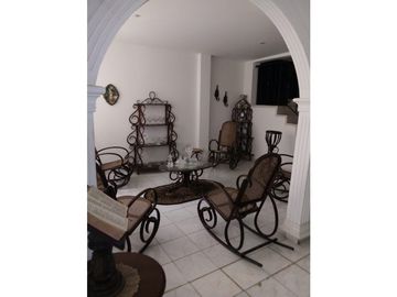 VENTA DE CASA DE DOS PISOS EN LA CASTELLANA DE MONTERA