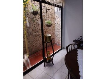 VENTA DE CASA DE DOS PISOS EN LA CASTELLANA DE MONTERA
